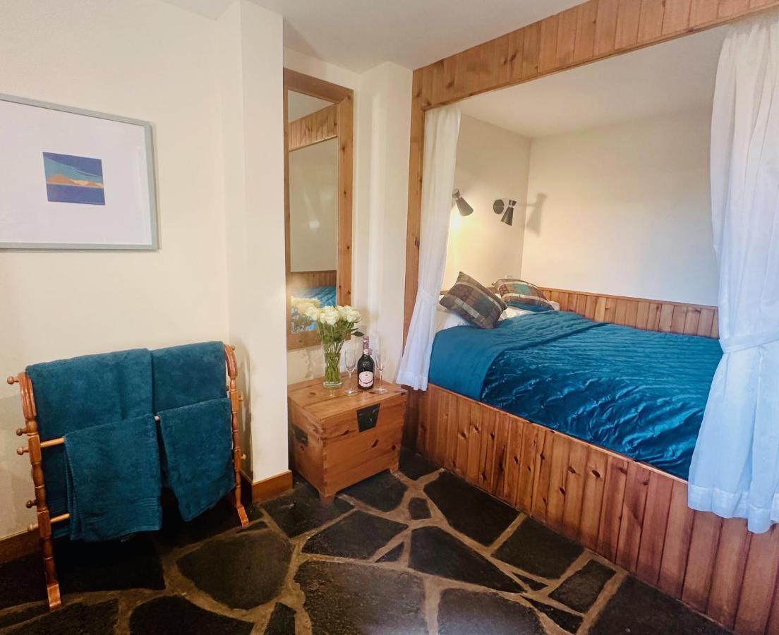 Tigh Mairi At Mary'S Thatched Cottages Elgol Extérieur photo